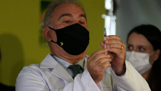 Após apoio de Bolsonaro, Queiroga encomenda estudos para rebaixar Covid a endemia