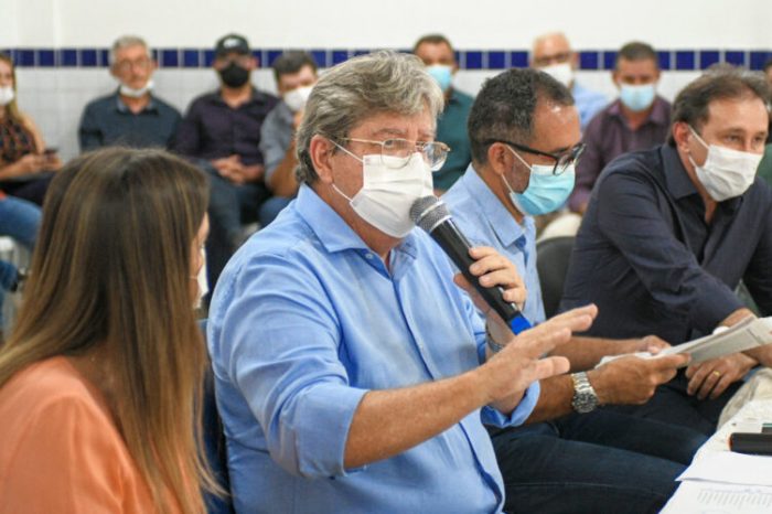 João Azevêdo confirma que discutiu vice-governadoria com Efraim Filho e diz que ainda considera deputado como base do governo