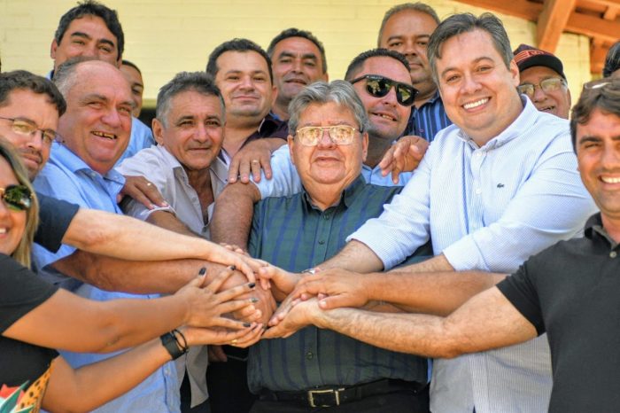 Mais um prefeito do PSDB anuncia adesão à reeleição de João Azevêdo, que passa a contar com apoio dos nove gestores da região polarizada por Sousa