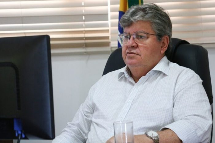 João Azevêdo diz que não fez convite para Efraim Filho retornar à base, mas admite conversa