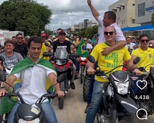 Bolsonaristas seguem mau exemplo de Bolsonaro e cometem infração ao pilotar moto sem capacete