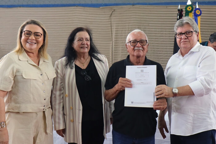 João Azevêdo entrega escrituras de casas a mais 300 famílias de Rio Tinto e garante dignidade e segurança jurídica