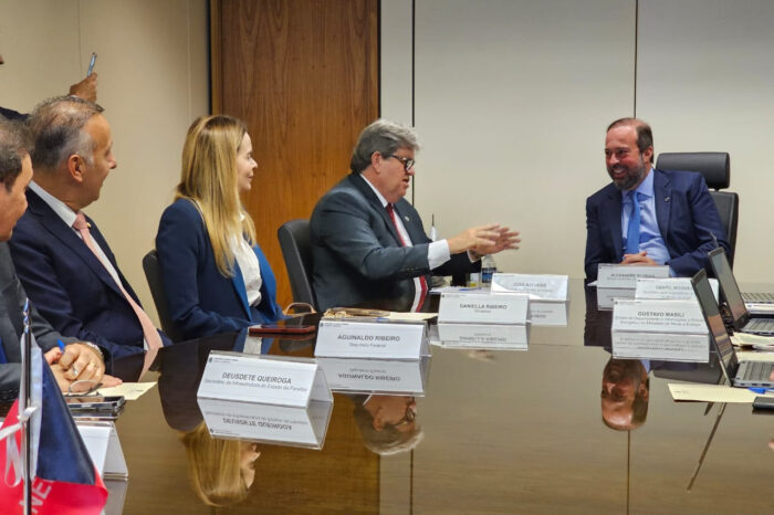 João Azevêdo solicita a ministro investimentos para ampliação de projetos de energias renováveis na PB