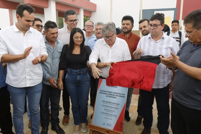 João Azevêdo entrega travessias urbanas, sistema de abastecimento de água e reformas de escolas no Cariri