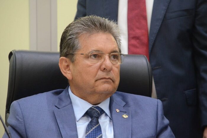 Adriano Galdino reclama de deputados que somem durante sessão e diz que atitude prejudica “imagem da Assembleia”