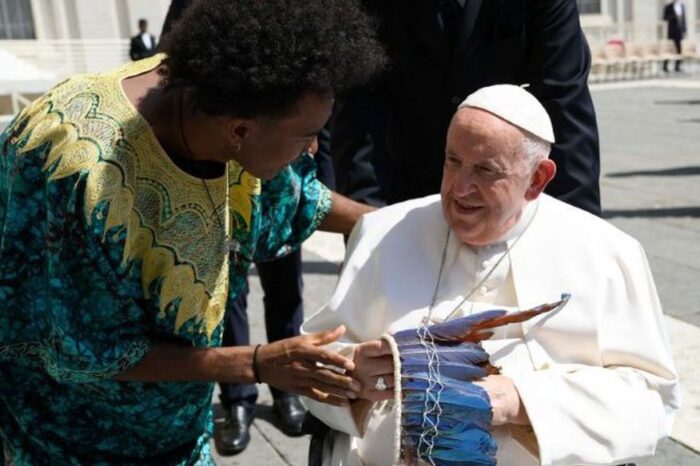 Papa Francisco recebe, no Vaticano, grupo de jovens carentes de Santa Rita