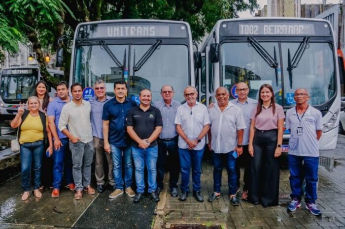 Cícero Lucena entrega 20 novos ônibus para o transporte coletivo da Capital