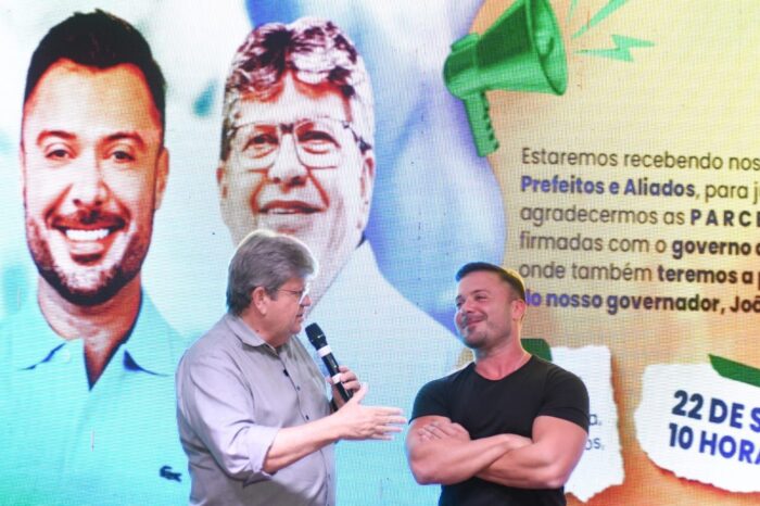 João Azevêdo recebe apoio de deputado estadual Caio Roberto e sua base durante confraternização com prefeitos