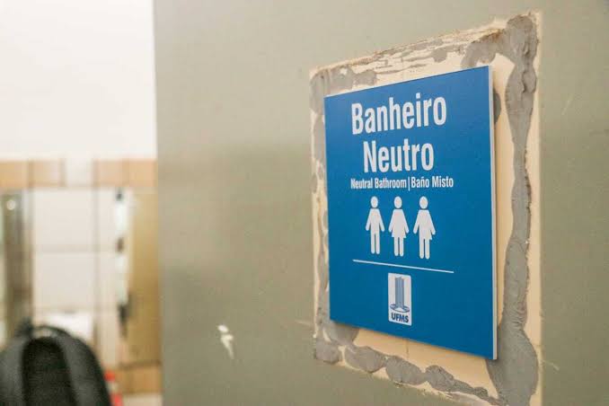 Cícero Lucena veta projeto que proibia construção de banheiros unissex em João Pessoa