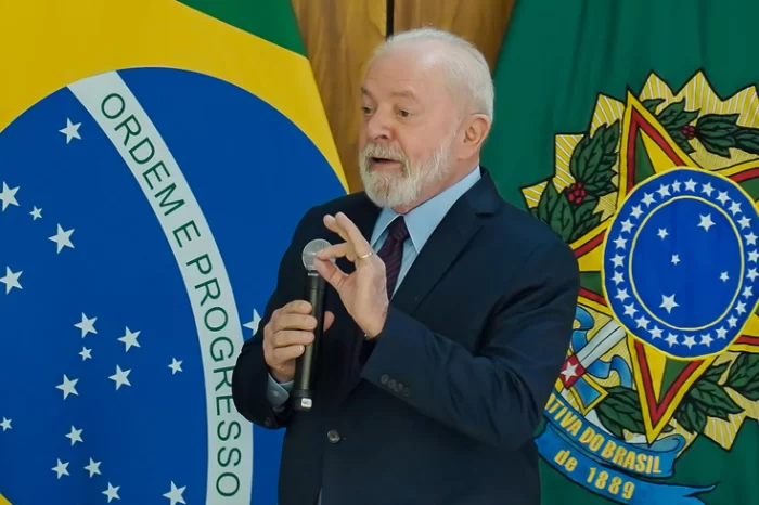 Lula sanciona lei que cria poupança para manter no ensino médio estudantes inscritos no CadÚnico