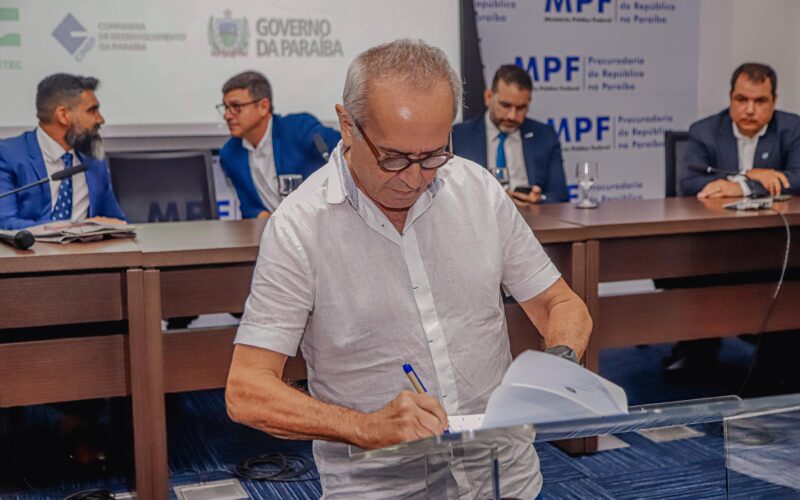 Cícero Lucena assina TAC junto aos MPs que insere JP em programa para medidas de proteção marinha