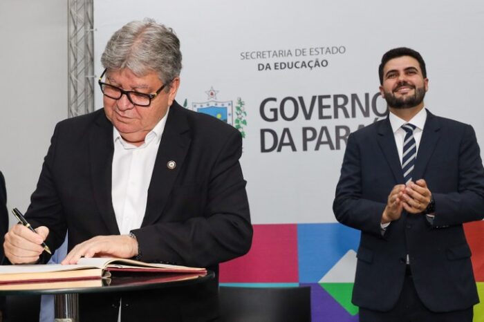 João Azevêdo empossa secretários da Educação e destaca avanços na Rede Estadual de Ensino