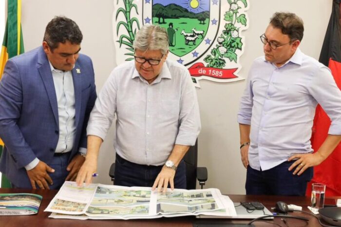 Em audiência, Lucas Braga e Heron Cid apresentam a João prioridades de Marizópolis e projeto de grande praça da cidade