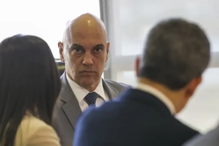 Alexandre de Moraes libera retorno da rede social X no Brasil