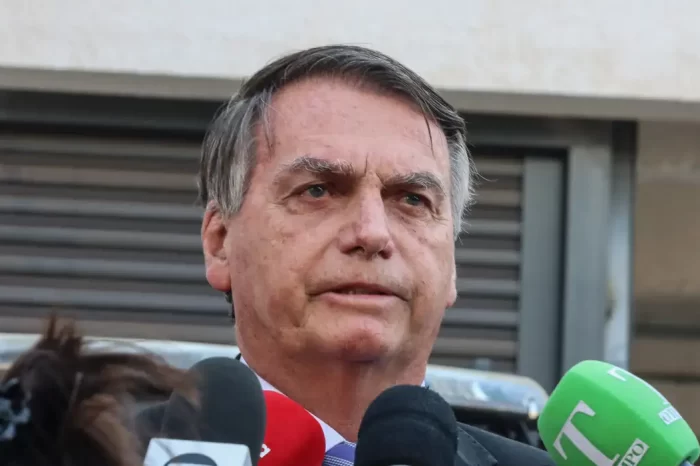 Após cirurgia, Bolsonaro tem quadro clínico estável, diz boletim