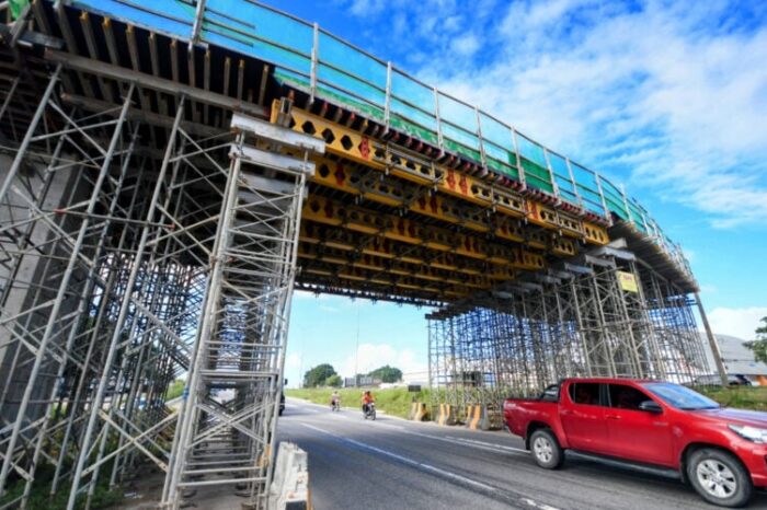 João Azevêdo acompanha içamento das vigas do viaduto do Bairro das Indústrias, em João Pessoa