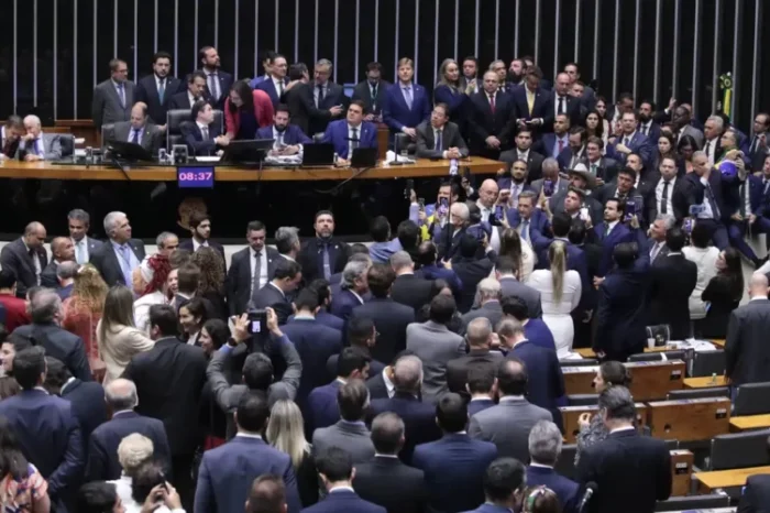 Centrão volta a tentar convencer Hugo Motta a vincular votação do Imposto de Renda à PEC da Dosimetria