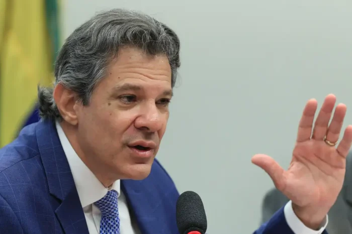 Ministro Haddad diz que atrelar votação da isenção do IR à da anistia é loucura