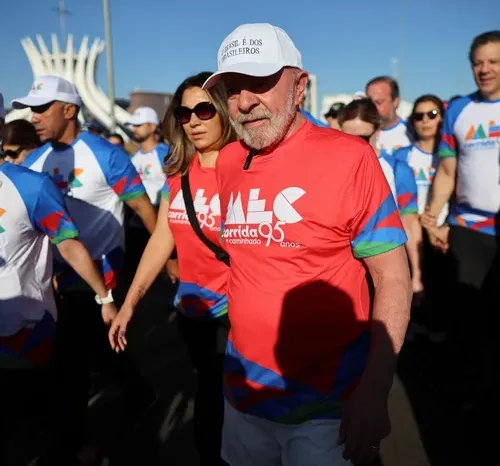 ‘Não tem motociata, tem caminhada de educadores’, diz Lula ao fim de evento dos 95 anos do MEC